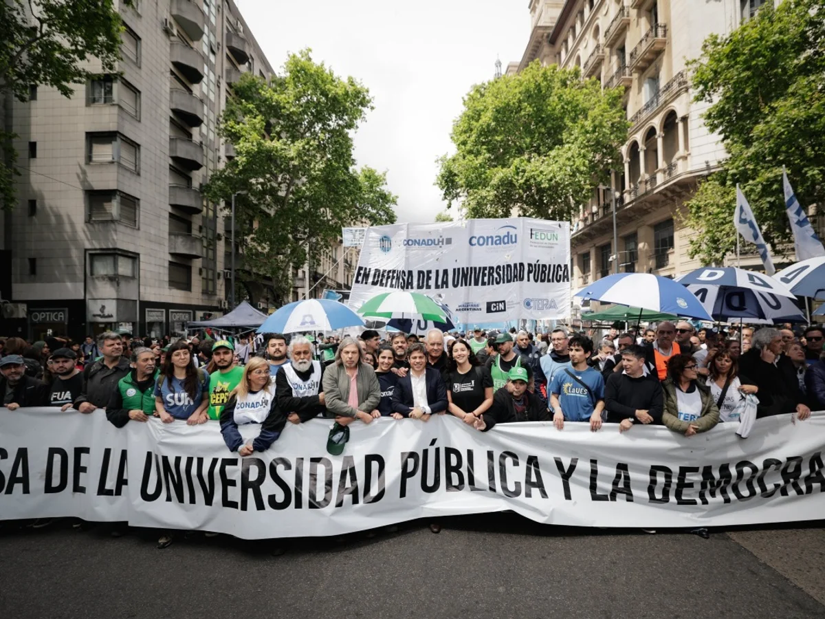 Protesto contra cortes de Milei em universidades termina em confronto