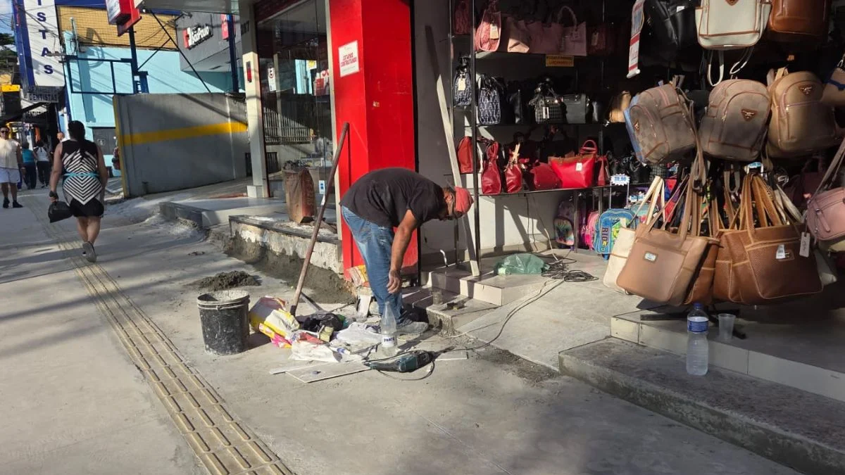 Obra da prefeitura em calçada gera crítica de comerciantes em Itaquera