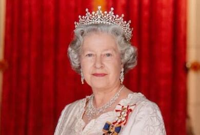 Cabeleireiro de Elizabeth II detalha rotina de cuidados e relação de confiança com a monarca