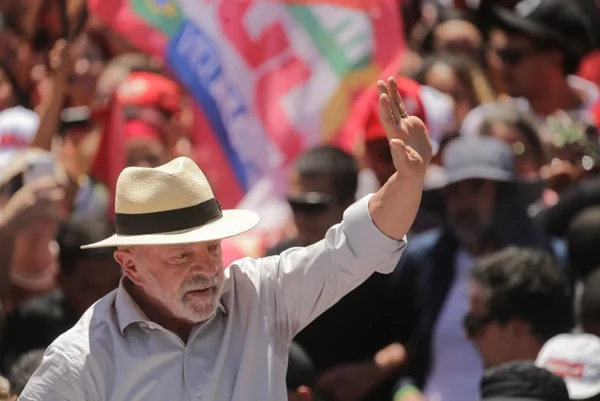 Em dia de anúncio pró-Flávio, 10 diretórios do MDB declaram apoio a Lula
