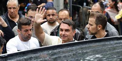 Flávio Bolsonaro acenou para eleitores no Rio de Janeiro após votar Foto: ANSA / Ansa - Brasil
