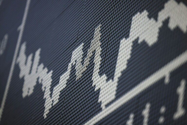 As ações asiáticas foram mistas enquanto dados positivos dos EUA foram compensados por elevados rendimentos de títulos e preços do petróleo