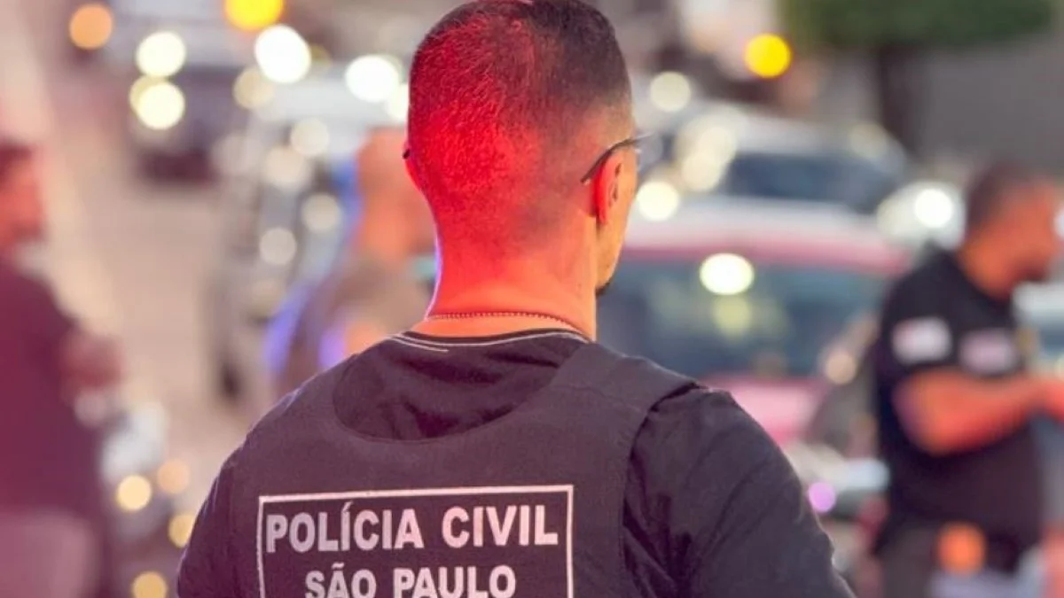 Com viatura descaracterizada, policial civil atropela mãe e filho no centro