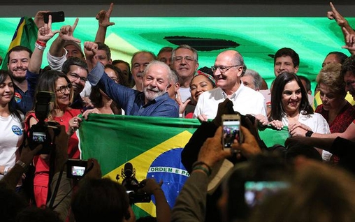 Lula consegue virada inédita, derrota Flávio Bolsonaro e está eleito presidente do Brasil pela 4ª vez
