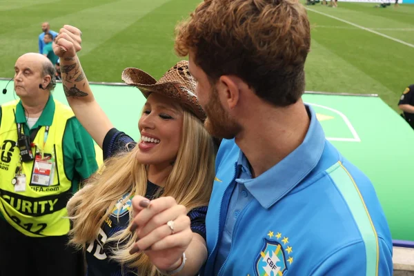 Vídeo: Karoline Lima "quebra" garrafa no jogador Léo Pereira