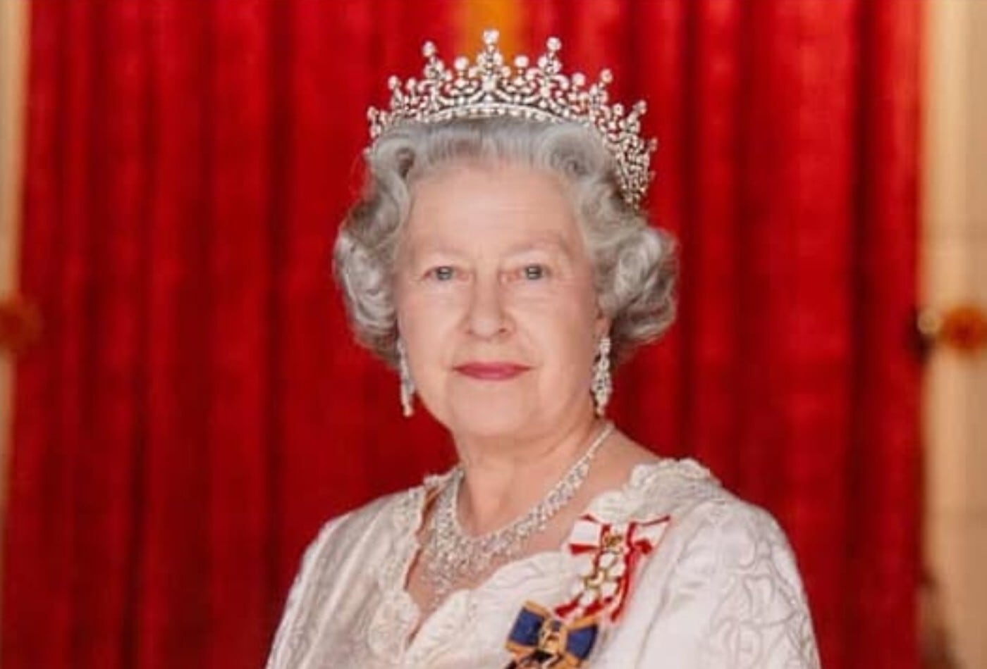 Cabeleireiro de Elizabeth II detalha rotina de cuidados e relação de confiança com a monarca
