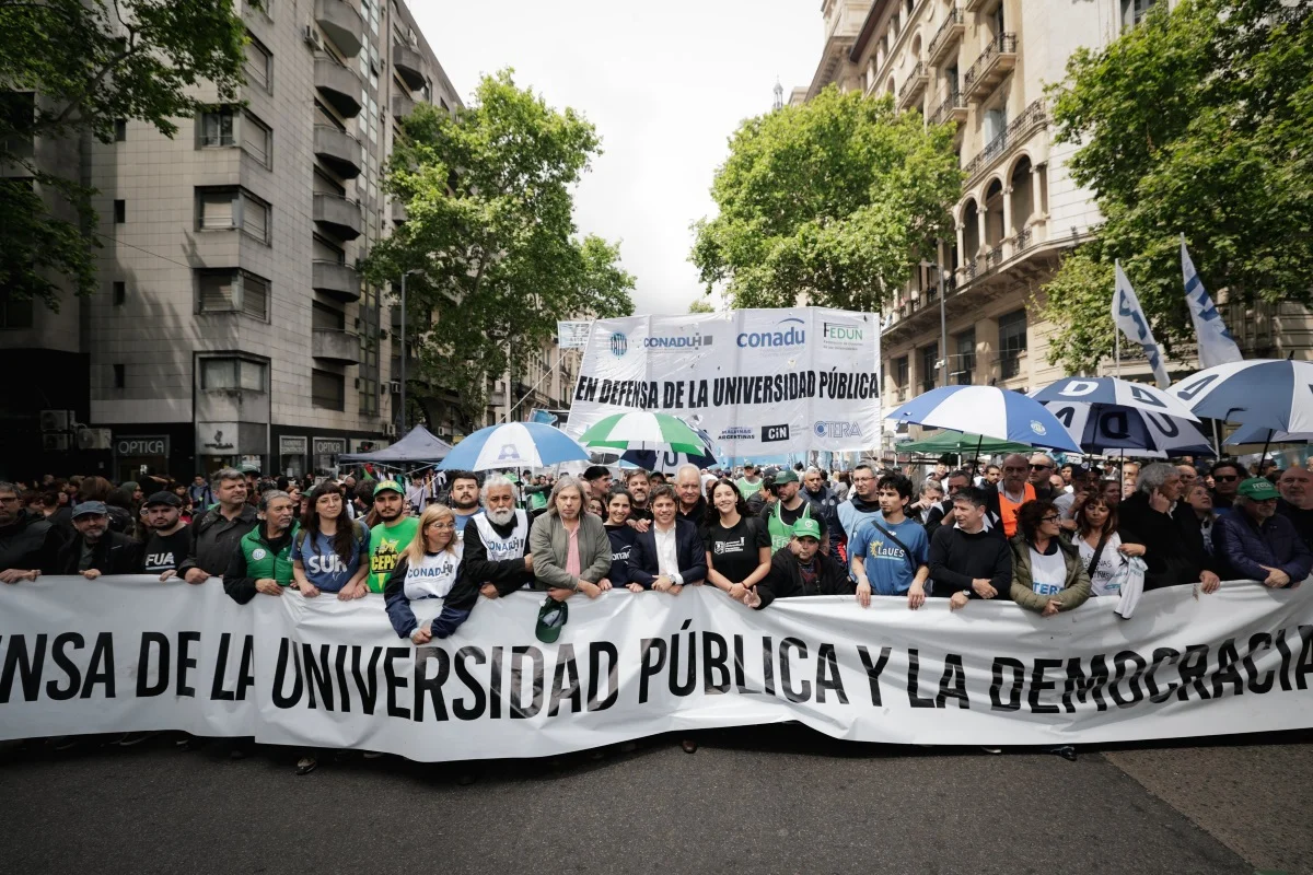 Protesto contra cortes de Milei em universidades termina em confronto