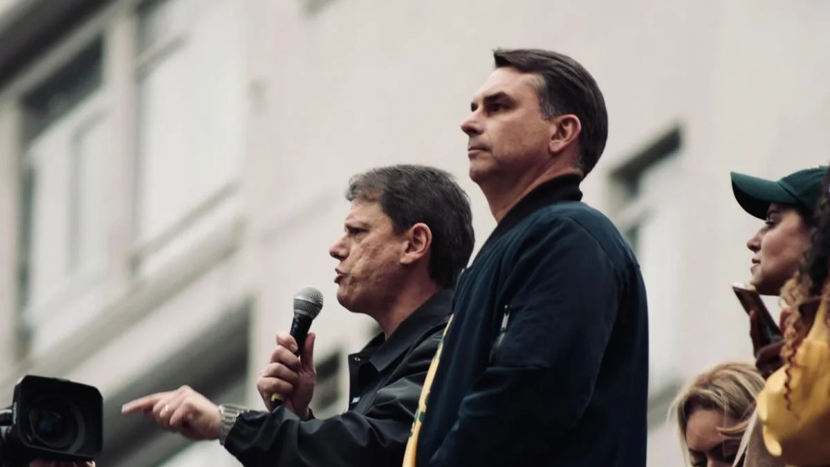 Reeleito, Tarcísio vai a Brasília discutir campanha de 2º turno de Flávio