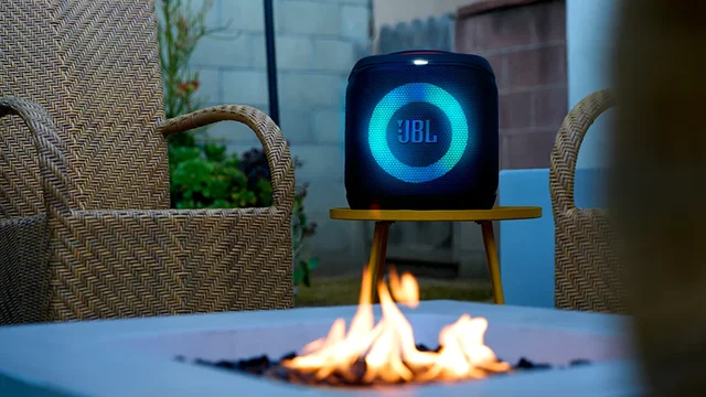 JBL lança caixa de som gigante com 800 W e karaokê com IA