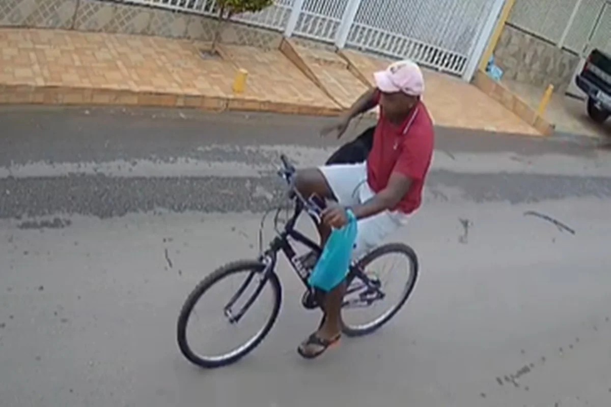 Adolescente é assaltada a caminho de escola; ladrão levou mochila e celular